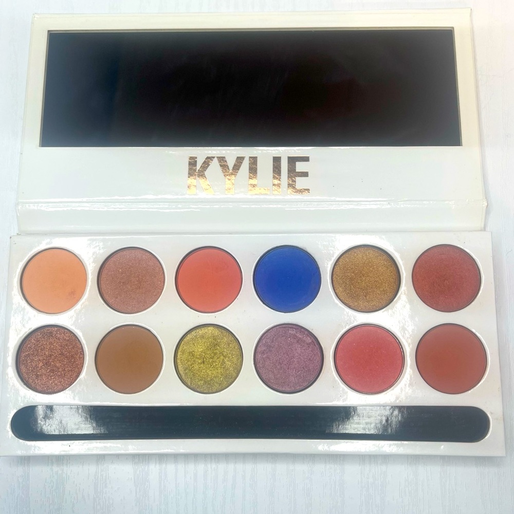 Kylie Jenner Cosmetics XOXO eyeshadow palette